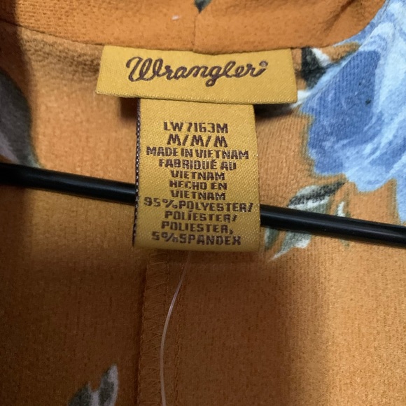Wrangler vest. Still has tags - Picture 3 of 3